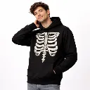 Joven con hoodie de esqueleto.webp