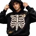 Modelo con sudadera esquelética.webp