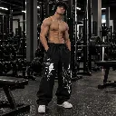 Entrenamiento urbano con pantalones góticos.webp
