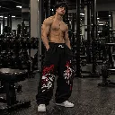 Modelo musculado en gimnasio con estilo gótico.webp