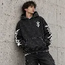 Retrato urbano con hoodie tribal.webp