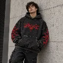 Retrato urbano con hoodie rojo espinoso.webp