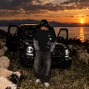 Atardecer dorado con G-Wagon y ovejas.webp