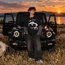Streetwear al atardecer junto al lago.webp