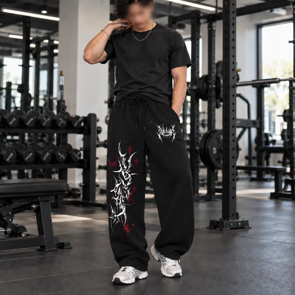 Modelo con pantalones góticos en el gimnasio.webp