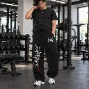 Modelo con pantalones góticos en el gimnasio.webp